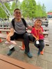 開心的和爸爸一起看表演