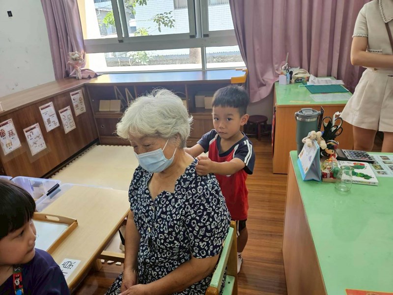 我幫阿嬤搥搥背