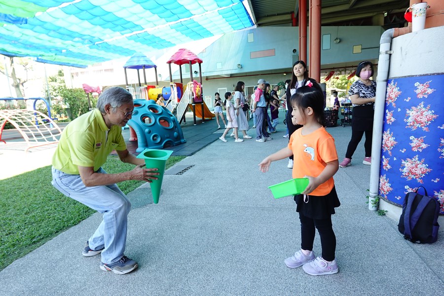 阿公陪我玩沙包，好好玩