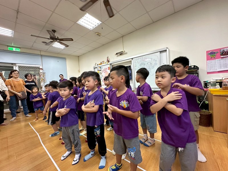 歌舞表演給祖父母看