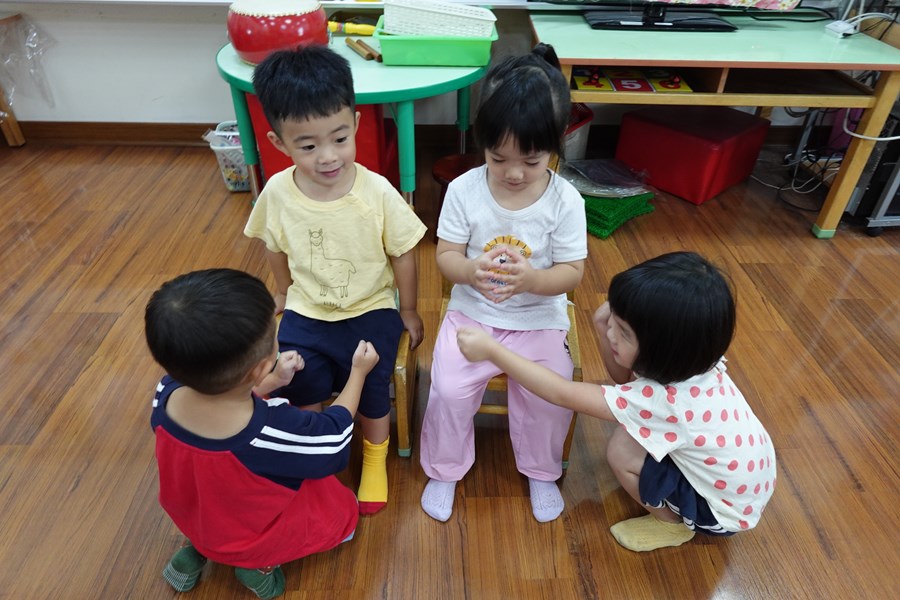 練習如何幫祖父母捶背 (3)