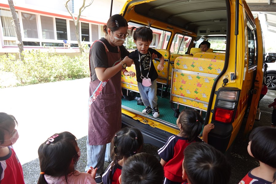 示範如何從安全門逃生