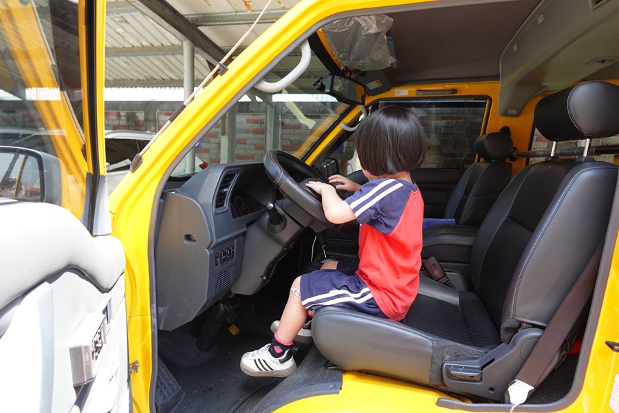 示範困車內時，按喇叭求救