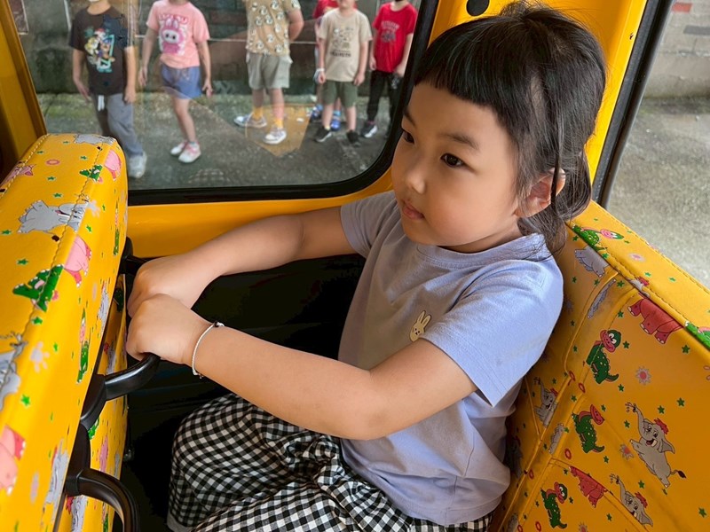 坐上車要扶把手