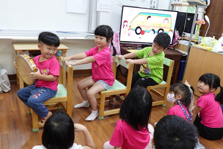 坐在娃娃車上應該雙手握緊把手