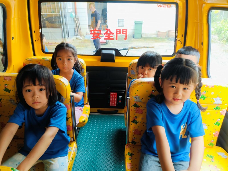 坐娃娃車摸好扶手