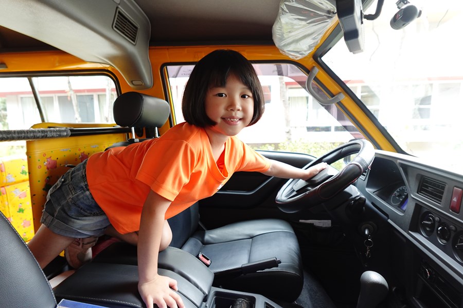 我會爬到駕駛座按喇叭求救