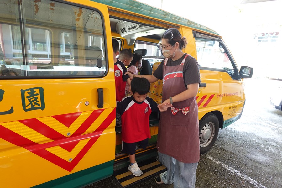 排隊下車，遵守乘車秩序