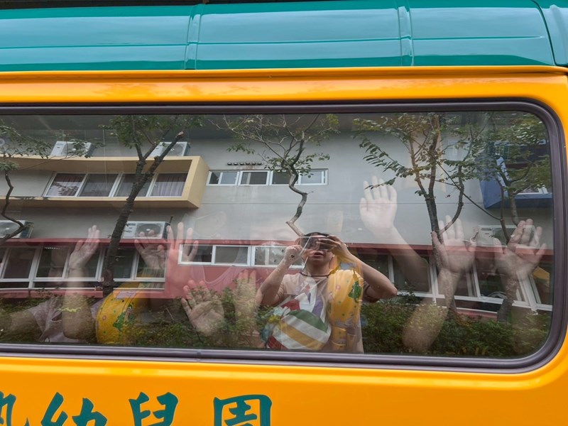 被困車中拍窗求救