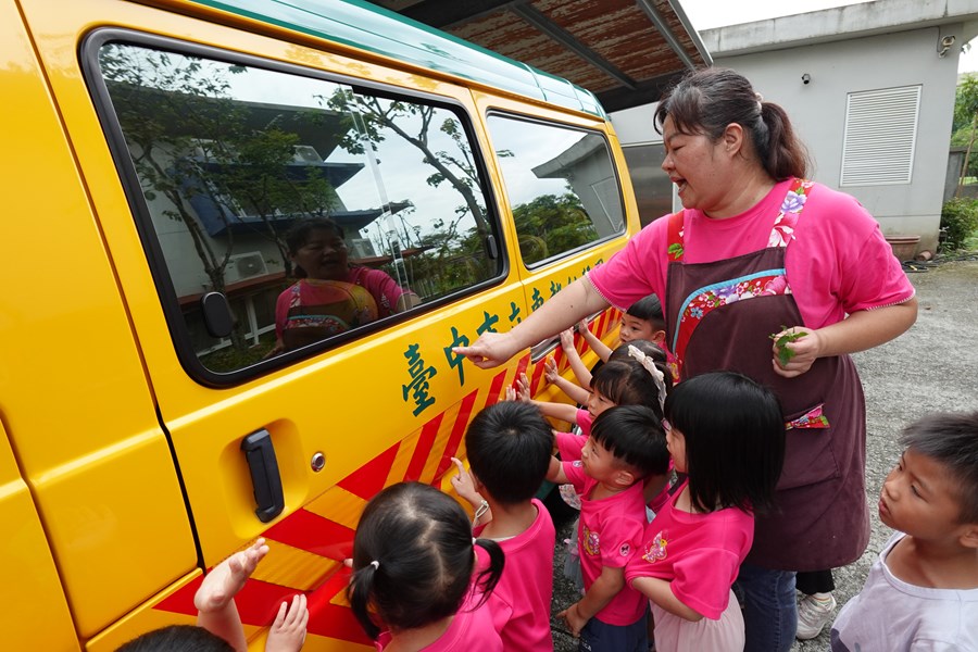 認識娃娃車外觀及標誌