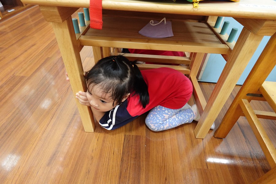 地震演練，躲在桌子下