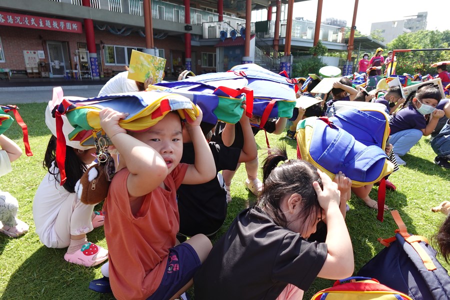 到達安全的地方，蹲下保護頭部