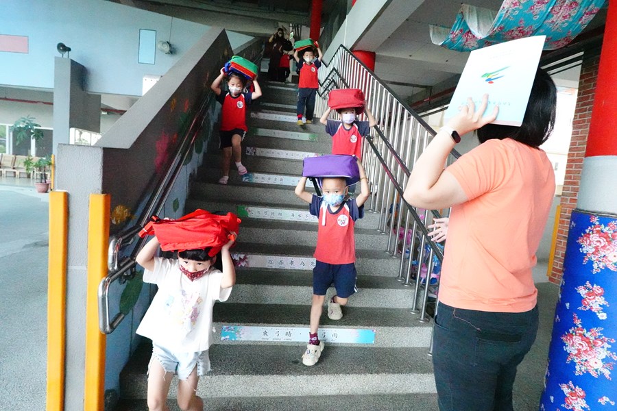 逃生時會蹲低姿勢小心下樓