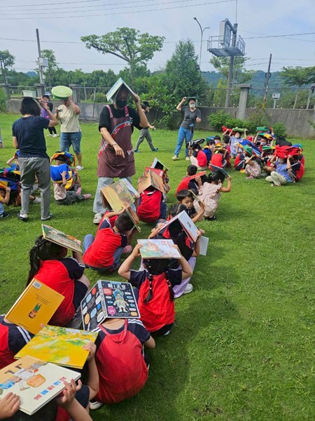 集中幼童至空曠草皮並清點人數