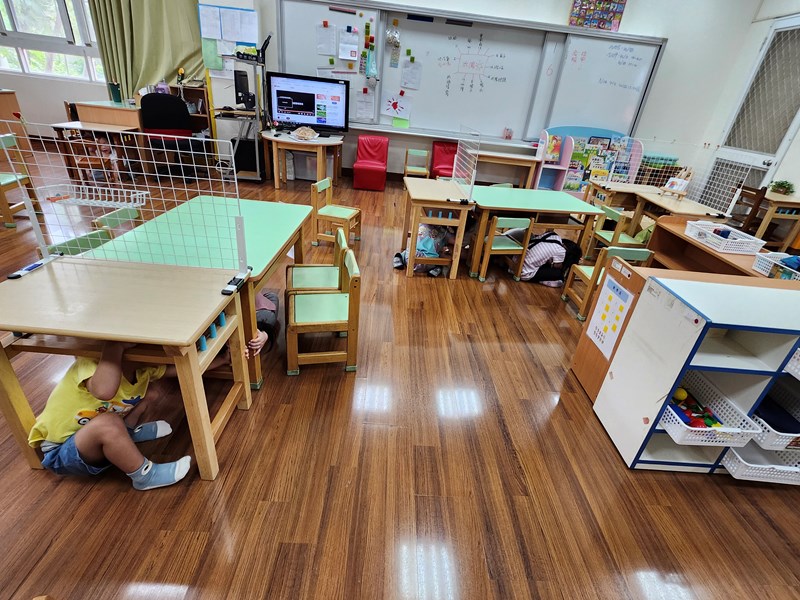 躲桌子下面喔 (1)