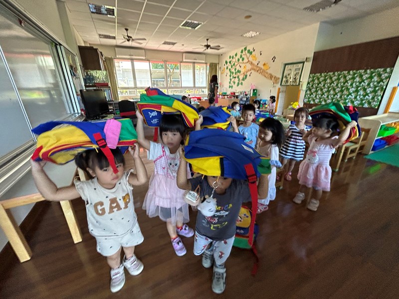 導幼兒逃生空曠草皮