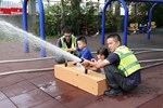 體驗消防員如何灑水救火