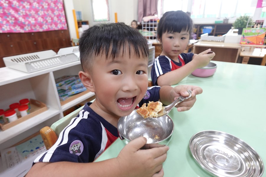 大口品嘗香香个月光餅