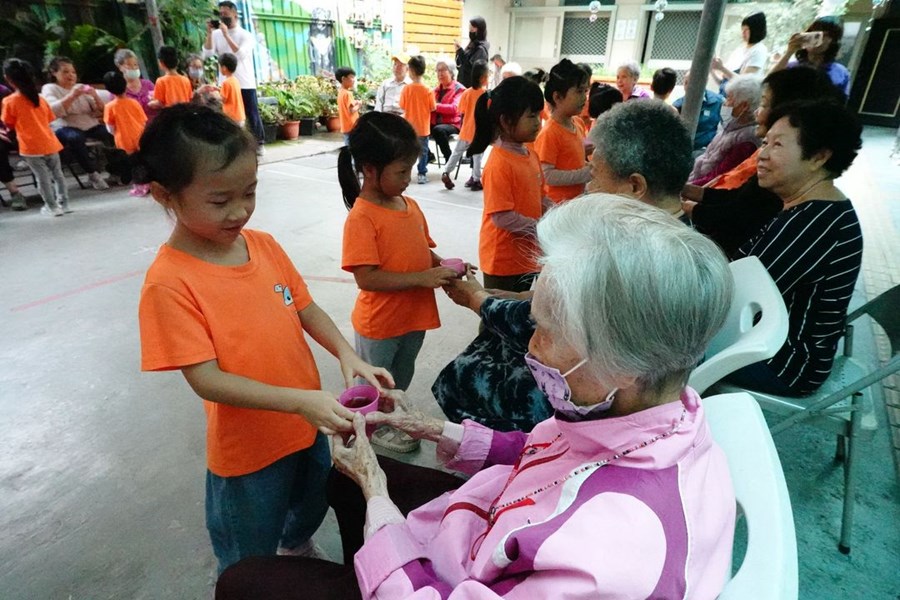 送茶給阿公阿嬤