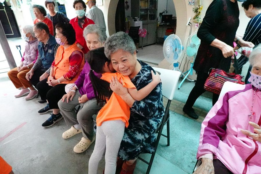 跟阿嬤的溫馨抱抱