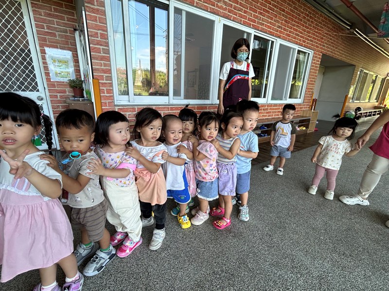 小企鵝棒棒搭火車出動遊樂器材