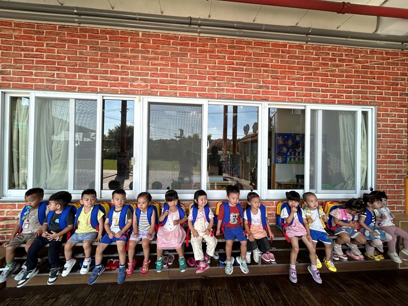 小企鵝等待爸 爸媽咪回家