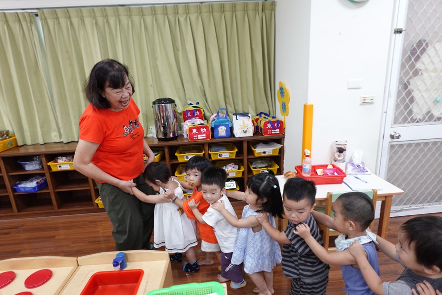 我會排隊搭小火車