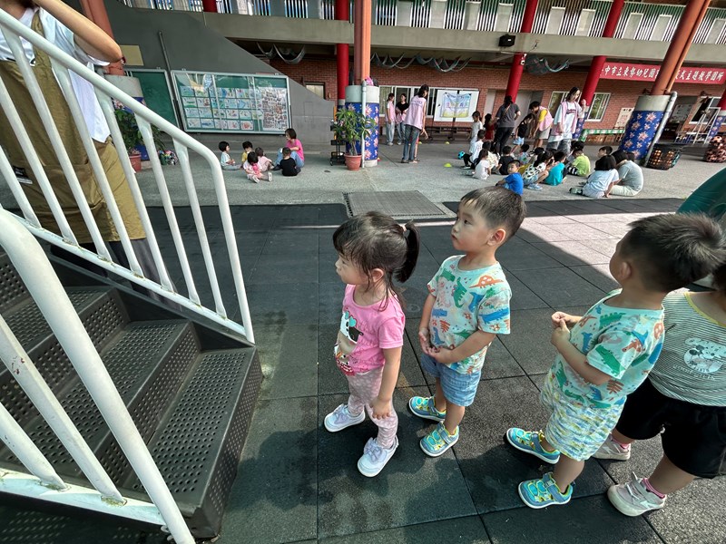 玩遊樂器材要排隊