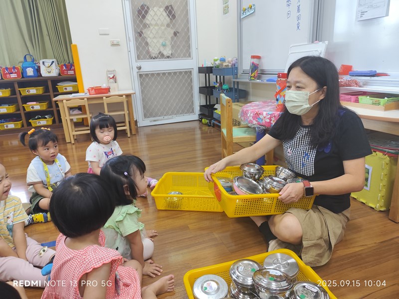 老師教我們要怎麼放三色碗