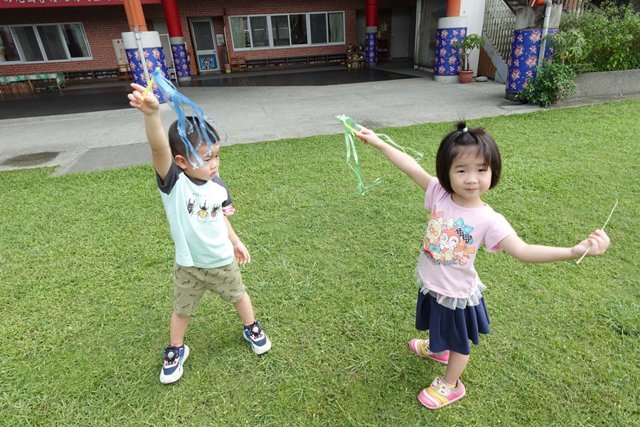 利用彩色塑膠繩，測試風來的方向