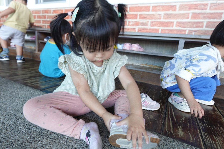 我會自己穿鞋子