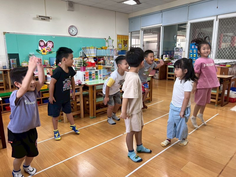 聽下雨的聲音用身體表現