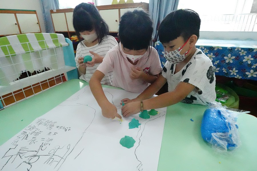 用黏土搓揉東勢个山