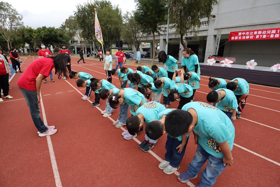 園長為孔雀班頒獎1