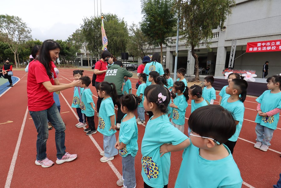 園長為孔雀班頒獎4