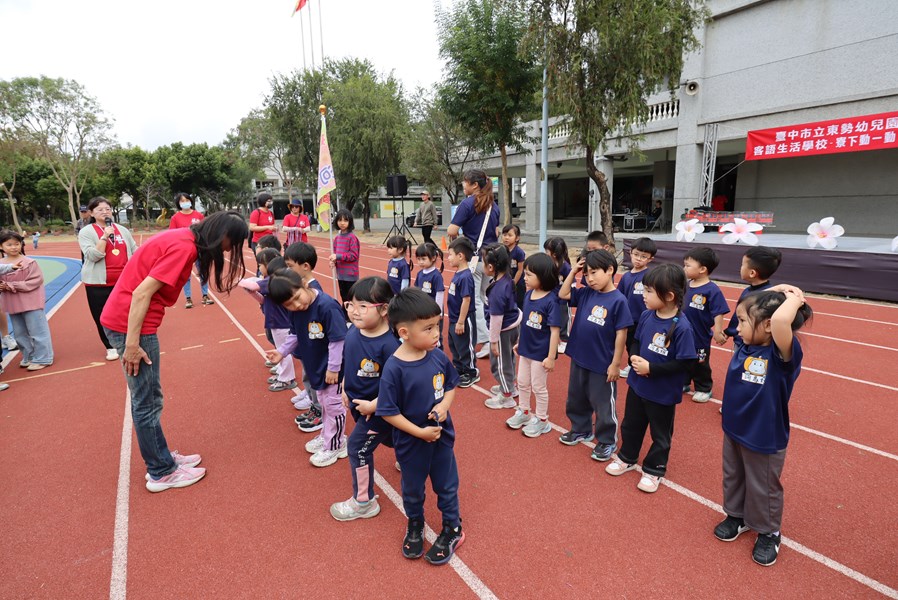 園長為河馬班頒獎1