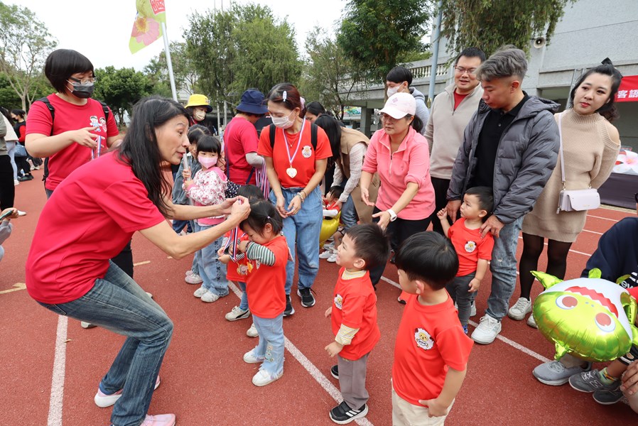 園長為綿羊班頒獎