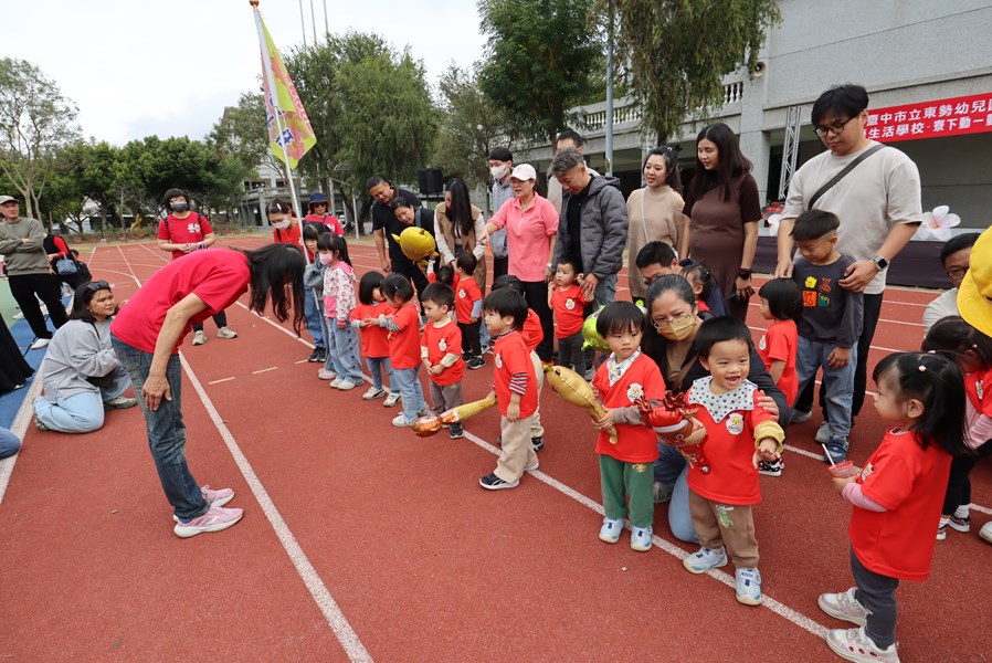 園長為綿羊班頒獎1