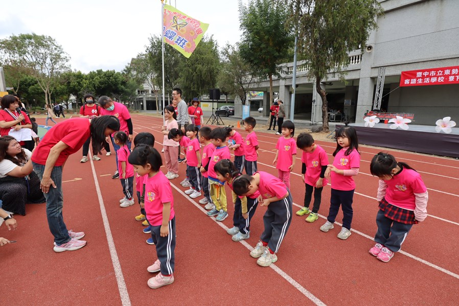 園長為蝴蝶班頒獎1