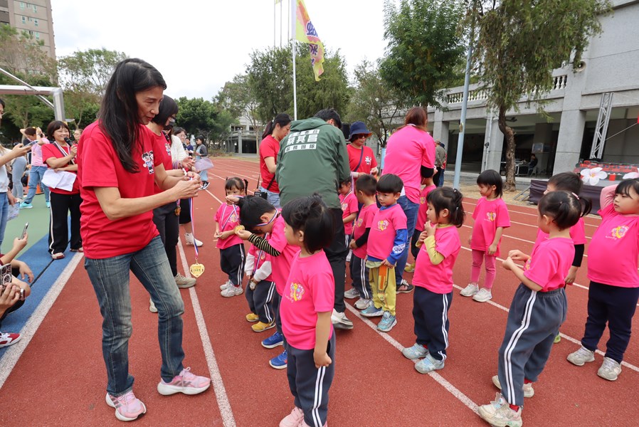 園長為蝴蝶班頒獎4