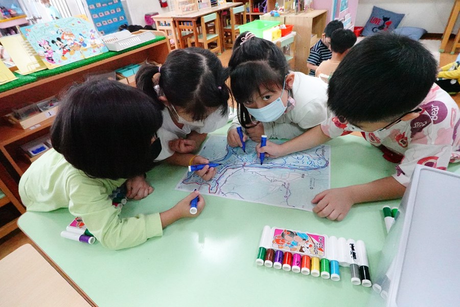 我們劃出東勢的溪流