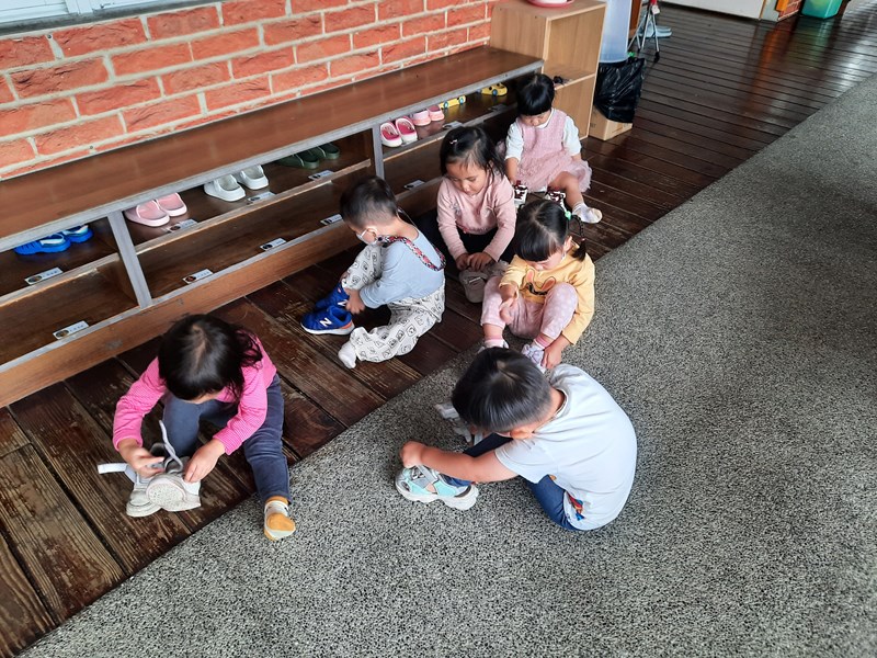 我會自己穿鞋子!