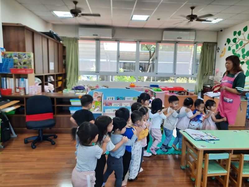 小企鵝搭火車找地圖