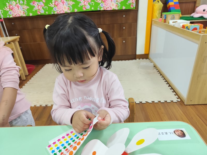 芸芸好認真貼貼紙