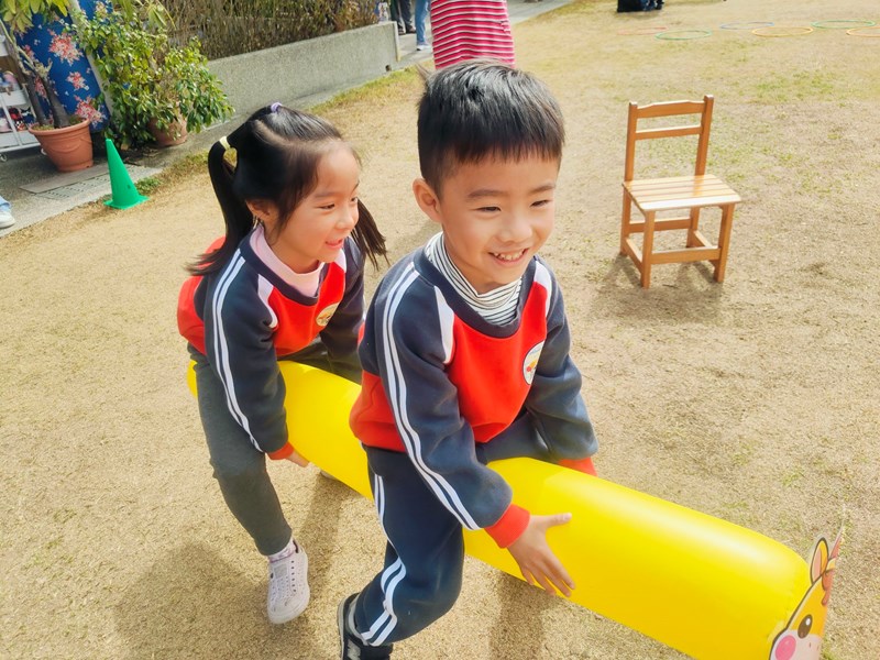 小朋友同心協力