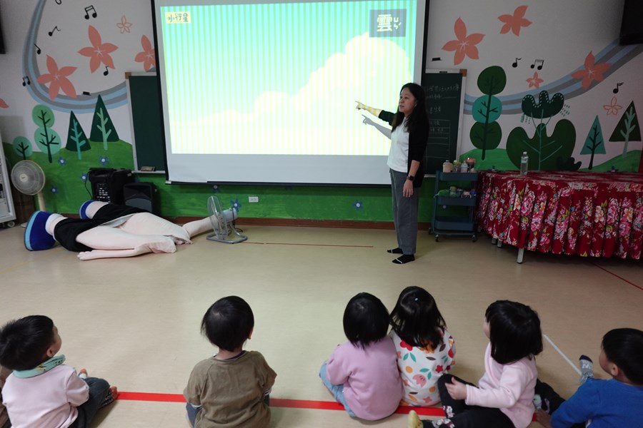 老師介紹小水滴旅行的故事