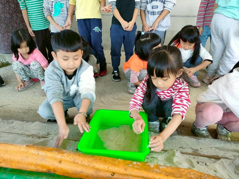 沙子的觸感細細、冰冰的