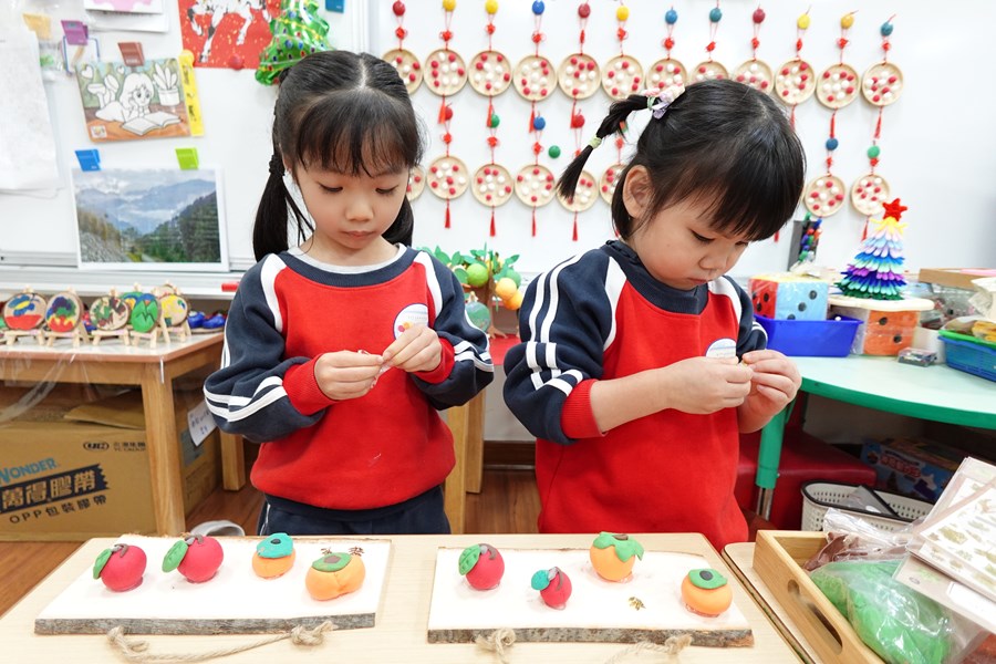 木板上增加樹葉貼紙