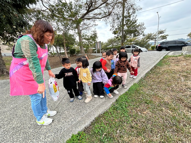 小企鵝發現公園裡有小花