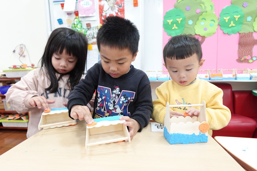 河水完成，加入太陽和白雲